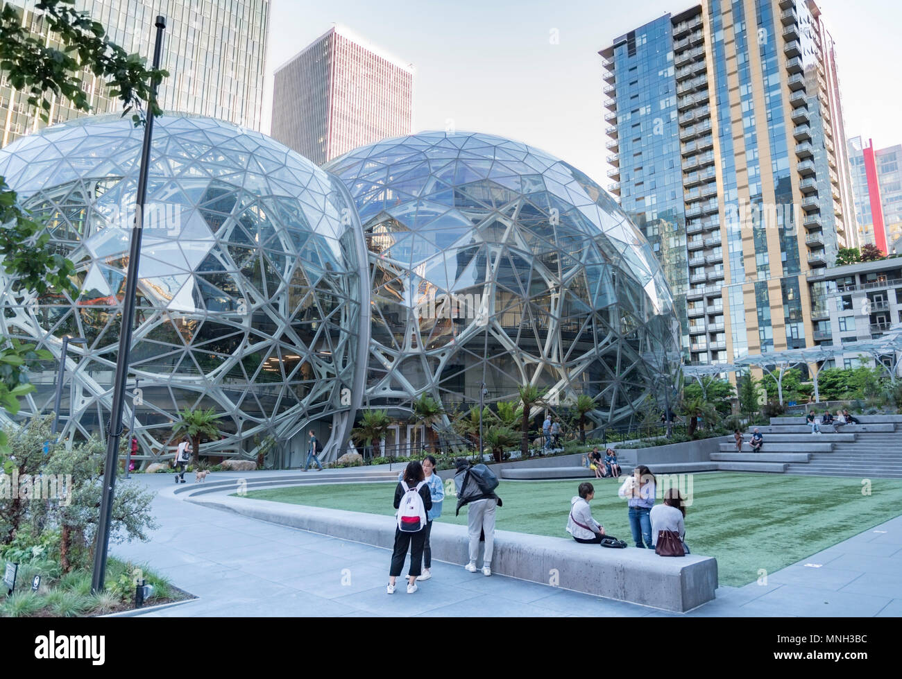 Die Amazon Unternehmen weltweit Hauptsitz in Seattle Washington Nachmittag Sonne, viele Menschen genießen die Campus rasen neben der Sphären. Stockfoto