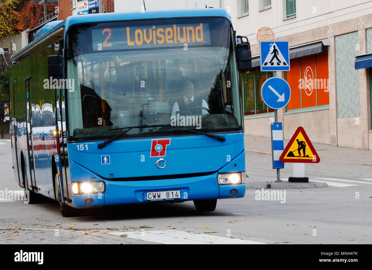 Karlskoga, Schweden - 20. Oktober 2017: Sicht von vorne eine blaue Stadt Bus im Zentrum der Stadt auf der Linie 2 mit Ziel Loviselund. Stockfoto