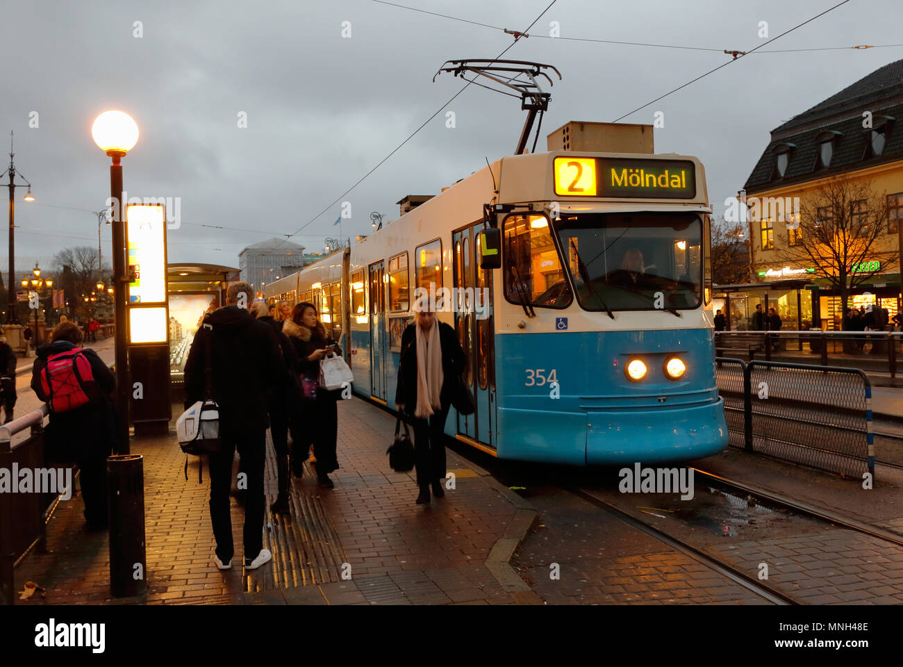 Göteborg, Schweden - 1. November 2017: Eine blaue Straßenbahn der Klasse M31 in Betrieb auf der Linie 2 an der Haltestelle Kungsportsplatsen während der Evning. Stockfoto