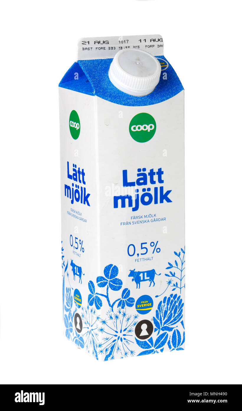 Stockholm, Schweden, 16. November 2017: eine Milch Karton mit 1 Liter Magermilch für den schwedischen Markt. Diese Milch wurde im August gefüllt Stockfoto