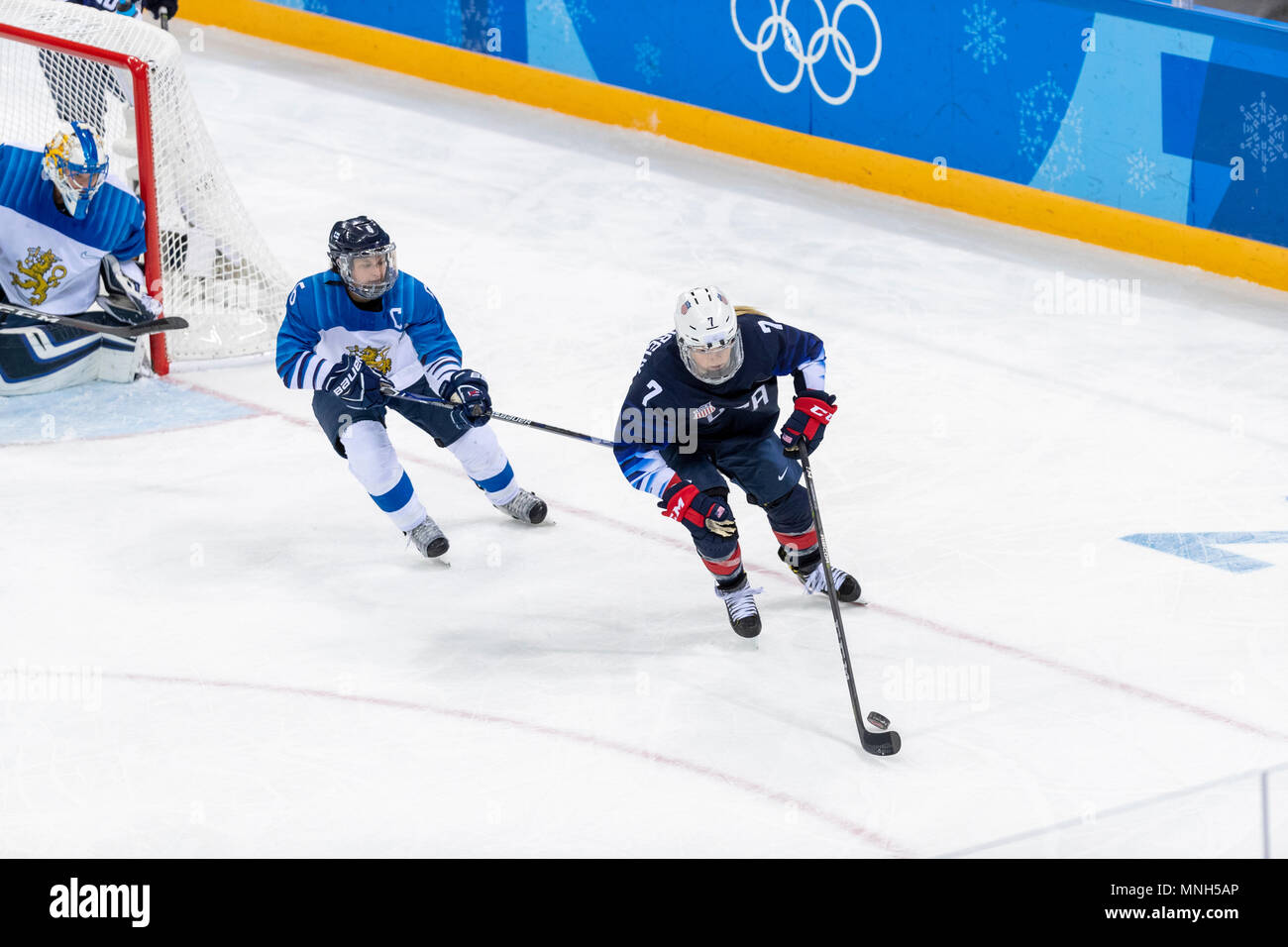 Monique Lamoureux-Morando (USA) #7 und Jenni Hiirikoski (FIN) #6 Während der USA-Finnlands Frauen Hockey Wettbewerb bei den Olympischen Winterspielen PyeongChang Stockfoto