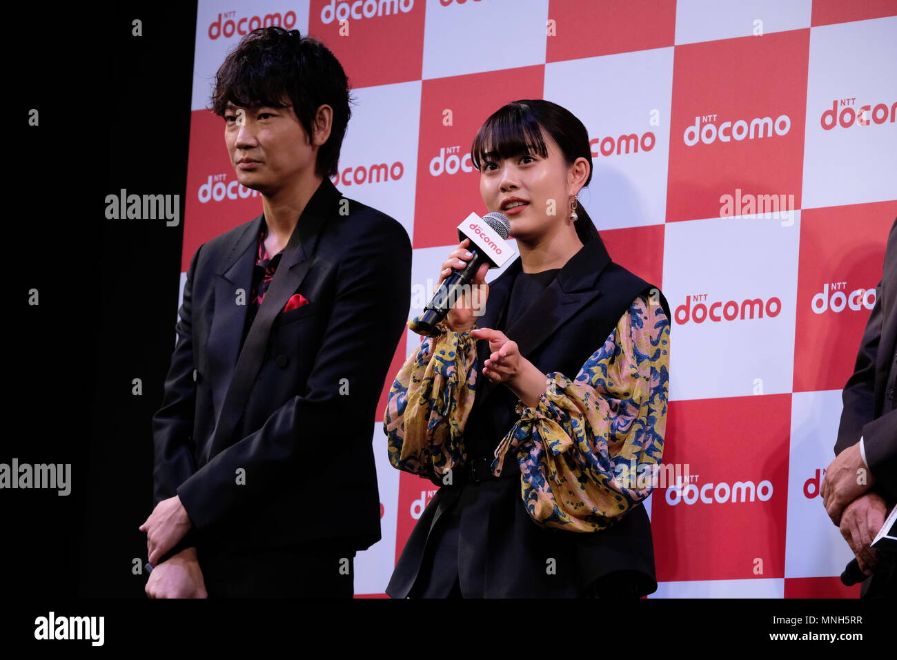 (L - R) japanische Schauspieler gehen Ayano, mitsuki Takahata und Shinichi Tsutsumi eine Pressekonferenz für die Produkteinführung des NTT DOCOMO Sommer Lineup 2018 von 11 mobilen Geräten am 16. Mai 2018, Tokio, Japan besucht. (Foto von Koichi Mitsui/LBA) Stockfoto