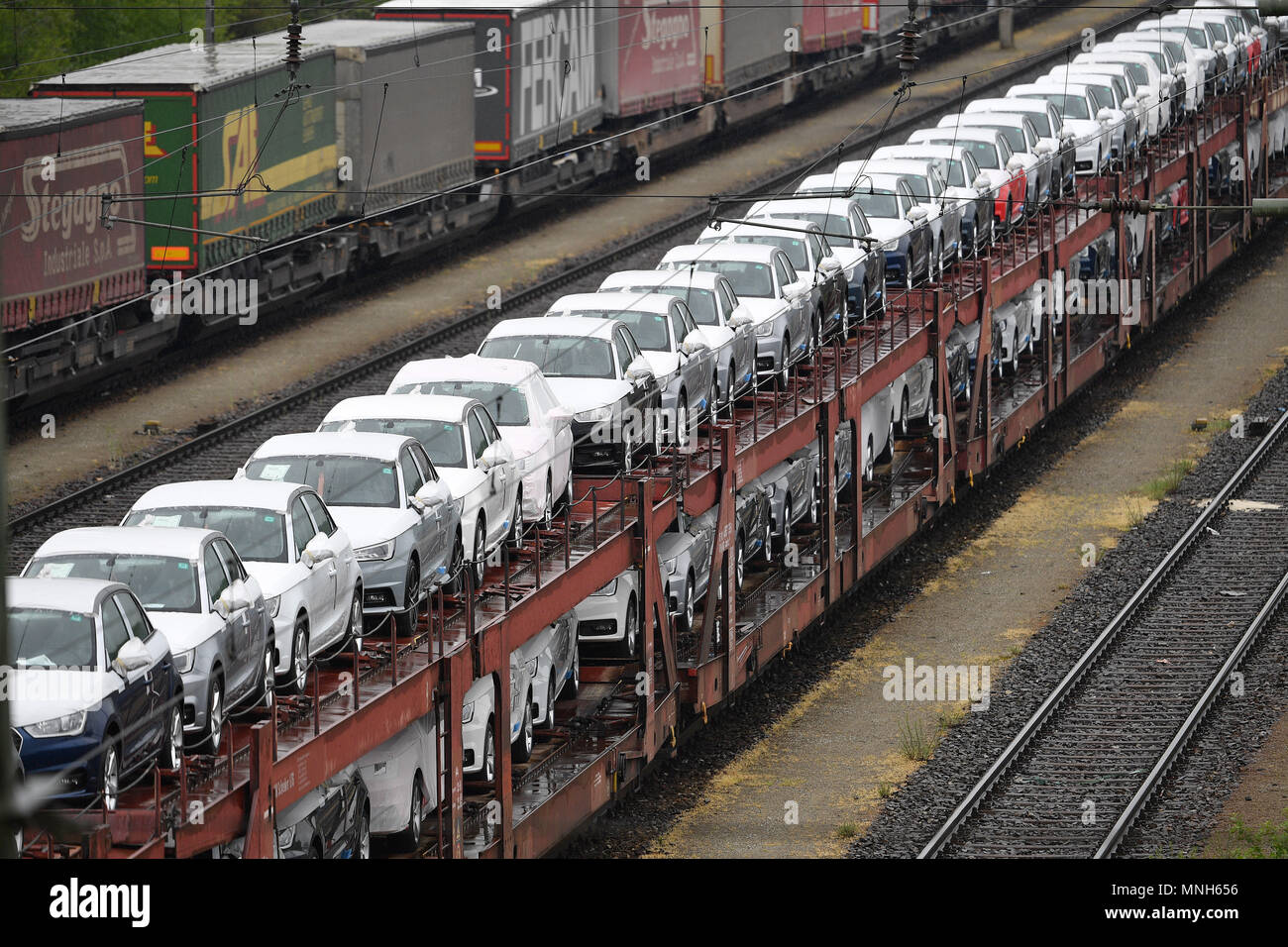 Schienengüterverkehr, Güterverkehr, LKW-Transport, neue Autos, Autos werden auf Güterwagen, 16.05.2018 transportiert. | Verwendung weltweit Stockfoto