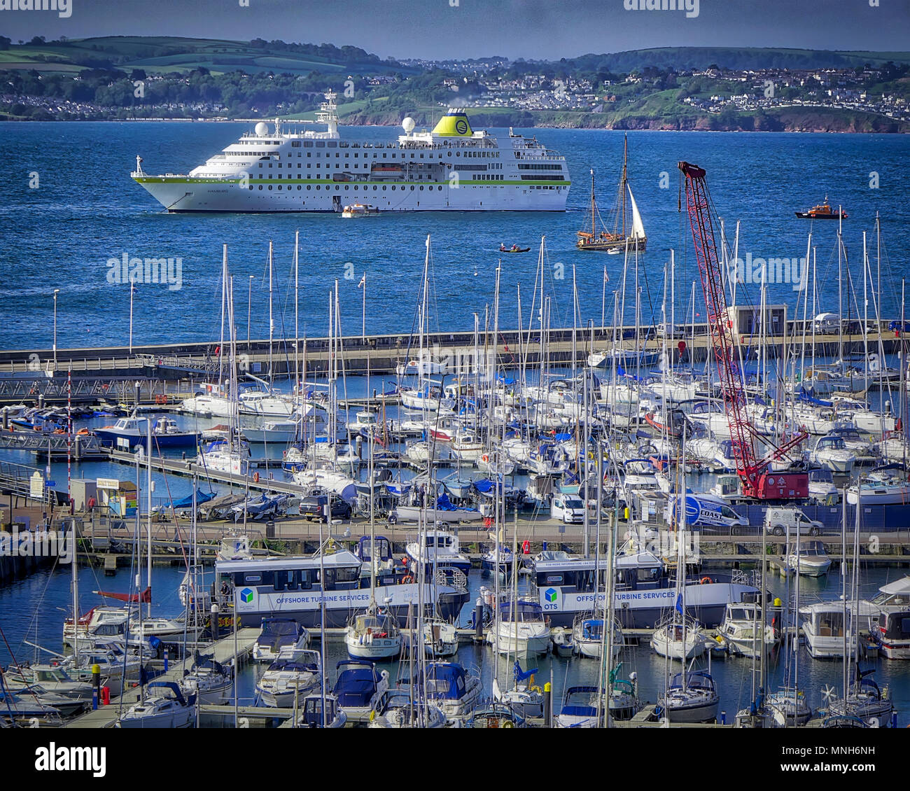 Torbay, England. 17. Mai 2018. De - Devon: MS Hamburg Ankunft in Torbay mit Hafen von Torquay im Vordergrund. MS Hamburg ist eine 15.000-Tonnen, 420 Pkw, Luxus Kreuzfahrtschiff durch die Conti Gruppe und wird jetzt von Plantours Kreuzfahrten betrieben. UK 17. Mai 2018 Quelle: nagelestock.com/Alamy leben Nachrichten Stockfoto