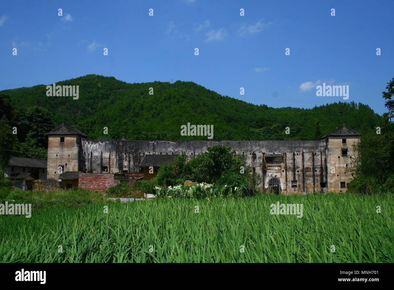 Longnan, Longnan, China. 17 Mai, 2018. Longnan, CHINA - Die traditionelle Hakka ummauerten Dorf in Longnan, der ostchinesischen Provinz Jiangxi. Longnan County ist bekannt für die Vielzahl der traditionellen Hakka ummauerten Dörfer in Jiangxi. Um einen Zählwert gibt es rund 370 von ihnen innerhalb der Unternehmensgrenzen County. Die Häuser sind lokal als Weiwu oder Wei Haus bekannt. Longnan ist auch als "die Heimatstadt von Weiwu in China" Credit: SIPA Asien/ZUMA Draht/Alamy Leben Nachrichten angesehen Stockfoto