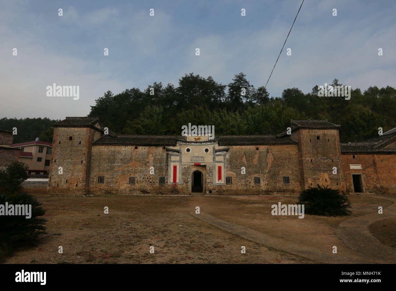 Longnan, Longnan, China. 17 Mai, 2018. Longnan, CHINA - Die traditionelle Hakka ummauerten Dorf in Longnan, der ostchinesischen Provinz Jiangxi. Longnan County ist bekannt für die Vielzahl der traditionellen Hakka ummauerten Dörfer in Jiangxi. Um einen Zählwert gibt es rund 370 von ihnen innerhalb der Unternehmensgrenzen County. Die Häuser sind lokal als Weiwu oder Wei Haus bekannt. Longnan ist auch als "die Heimatstadt von Weiwu in China" Credit: SIPA Asien/ZUMA Draht/Alamy Leben Nachrichten angesehen Stockfoto