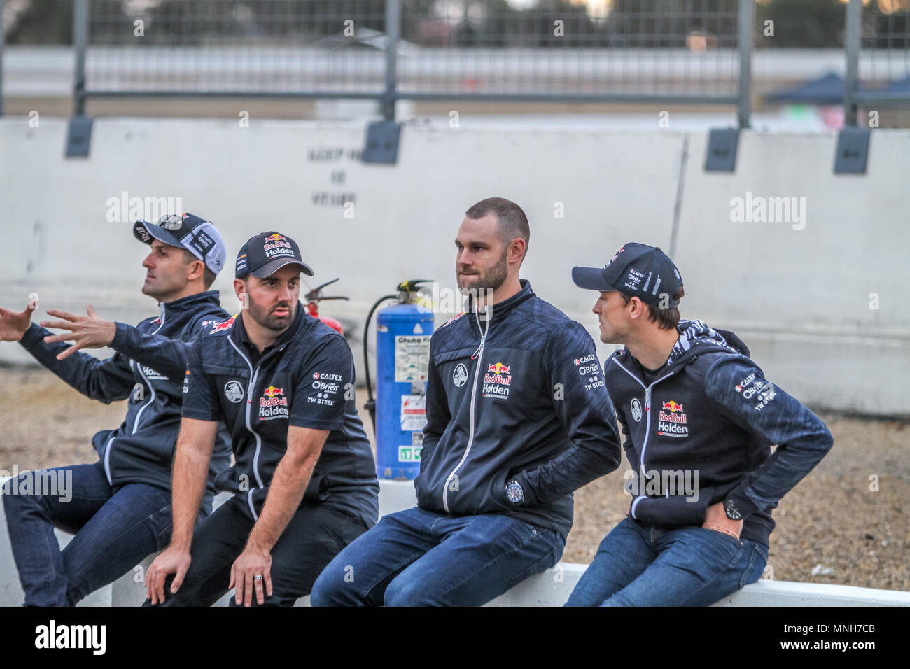 Winton, Victoria, Australien. 17. Mai 2018. Winton SuperSprint, Winton, Victoria, Australien, 17. Mai 2018. Triple 8 Race Engineering Team Mitglieder Jamie Whincup, Shane Van Gisbergen und Co Treiber Earl Bamber mit racing Ingenieur Grant McPerson Credit: Brett Keating/Alamy leben Nachrichten Stockfoto