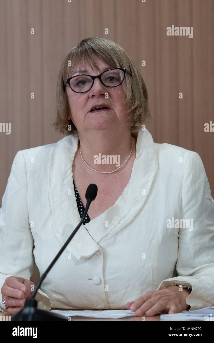 17. Mai 2018, Deutschland, Berlin: Der ehemalige CDU-Mitglied des Deutschen Bundestages, Vera Lengsfeld sagte in einer Pressekonferenz über die Lieferung der 'Gemeinsame Erklaerung 2018" (Lit. Gemeinsame Erklärung 2018) Petition des Bundestages. Die Erklärung kritisiert Flüchtlingspolitik der Bundesregierung. Foto: Paul Zinken/dpa Stockfoto