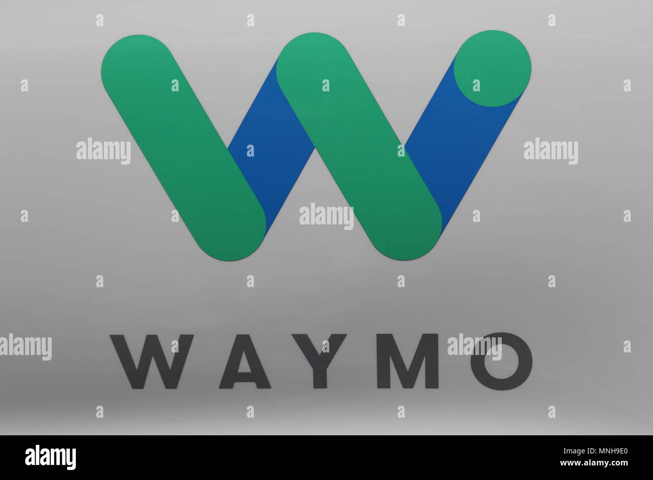 09 Mai 2018, USA, Bergblick: Das Firmenlogo für Waymo, eine Schwesterfirma von Google, auf der Google I/O developer Festival 2018. Waymo entwickelt autonome Autos. - Keine LEITUNG SERVICE - Foto: Christoph Dernbach/dpa Stockfoto