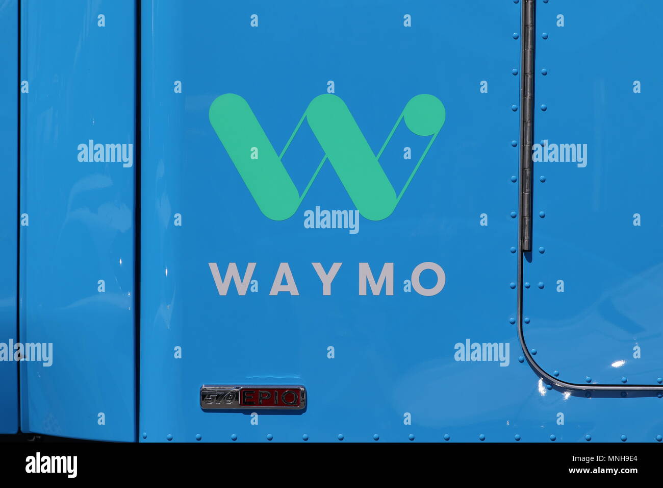 09 Mai 2018, USA, Bergblick: Das Firmenlogo für Waymo, eine Schwesterfirma von Google, auf der Google I/O developer Festival 2018. Waymo entwickelt autonome Autos. - Keine LEITUNG SERVICE - Foto: Christoph Dernbach/dpa Stockfoto