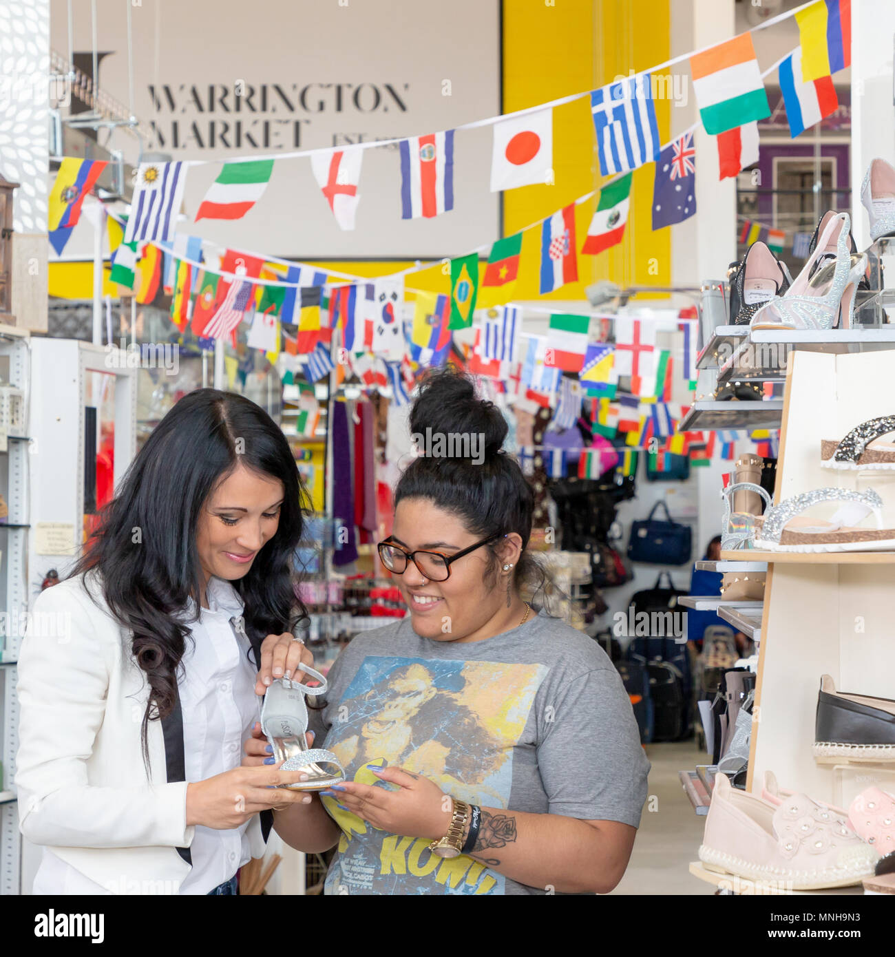 Warrington, Großbritannien. 17. Mai 2018 - Meghan Markle Look-a-Like und lokale Mädchen, Sarah Mhlanga besucht das Warrington Markthalle und basiert auf verschiedenen Ständen gezeigt. Warrington, Cheshire, England, UK Credit: John Hopkins/Alamy leben Nachrichten Stockfoto