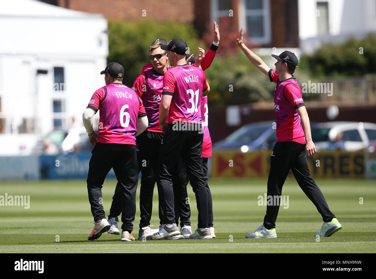 Hove, Sussex, UK. 17 Mai, 2018. Danny Briggs (2 L) von Sussex Haie feiert nach dem Darren Stevens (nicht abgebildet) von Kent Spitfires während der Royal London 1 Tag Cup Gruppe Süd Match an der 1. zentralen County Boden, Hove am 17. Mai 2018 in Hove, East Sussex, England Credit: Paul Terry Foto/Alamy Leben Nachrichten unter Stockfoto