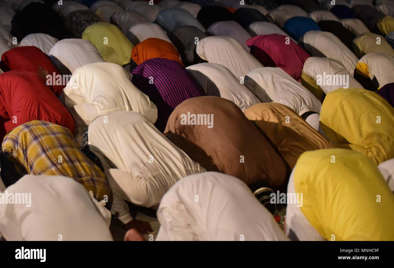 Allahabad, Uttar Pradesh, Indien. 17 Mai, 2018. Allahabad: Muslime bieten Nacht Gebete genannt Tarawieh während des Ramadan Monat in Allahabad, Ramadan ist der neunte Monat des Islamischen Kalenders und der Monat, in dem der Qur'an offenbart wurde, Fasten während des Monats Ramadan ist eine der fünf Säulen des Islam. Der Monat ist durch die Muslime fasten während der Tageslichtstunden von Sonnenaufgang bis Sonnenuntergang verbracht. Credit: Prabhat Kumar Verma/ZUMA Draht/Alamy leben Nachrichten Stockfoto