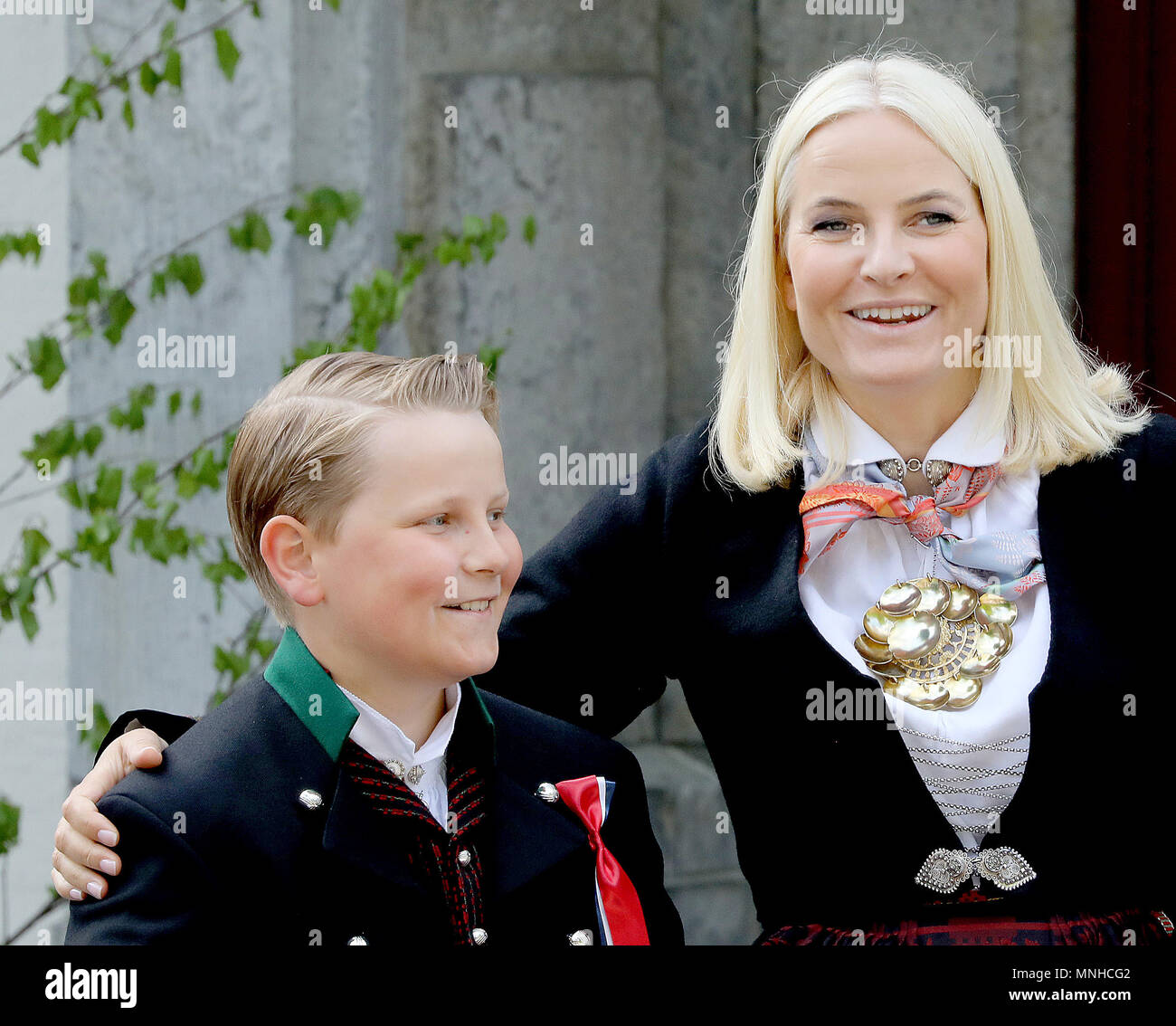 Skaugum, Norwegen. 17 Mai, 2018. Krone Prinzessin Mette- Marit und Prinz Sverre Magnus von Norwegen in der Residenz Skaugum, 17. Mai 2018, Teilnahme an der Feier der nationalen Tag der Norwegen. Foto: Albert Nieboer/RoyalPress/dpa Quelle: dpa Picture alliance/Alamy leben Nachrichten Stockfoto