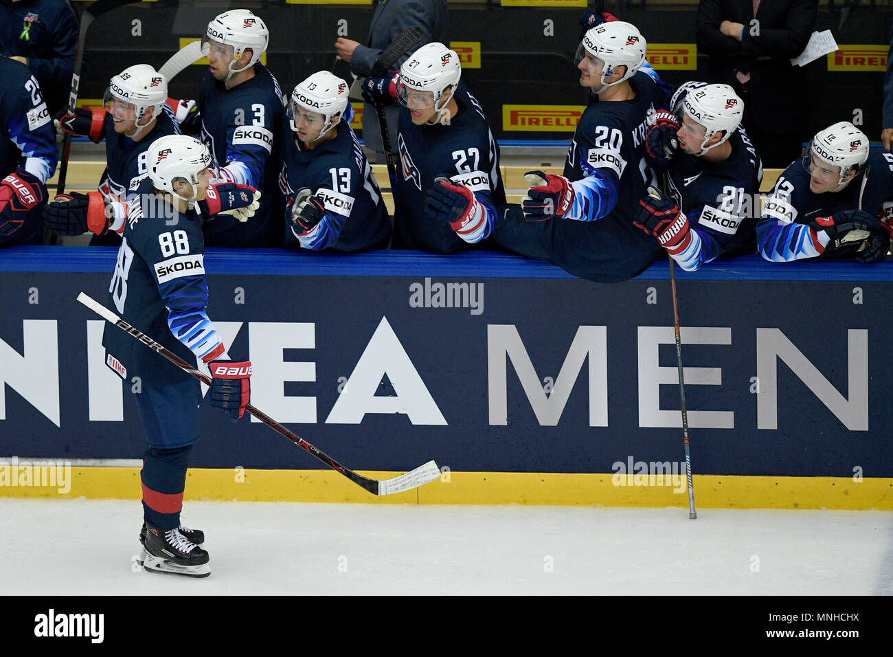 Patrick Kane von USA, Links, feiert ein Ziel bei der Eishockey-WM Viertelfinalegleichen USA Tschechien in Herning, Dänemark, 17. Mai 2018 vs. (CTK Photo/Ondrej Deml) Stockfoto