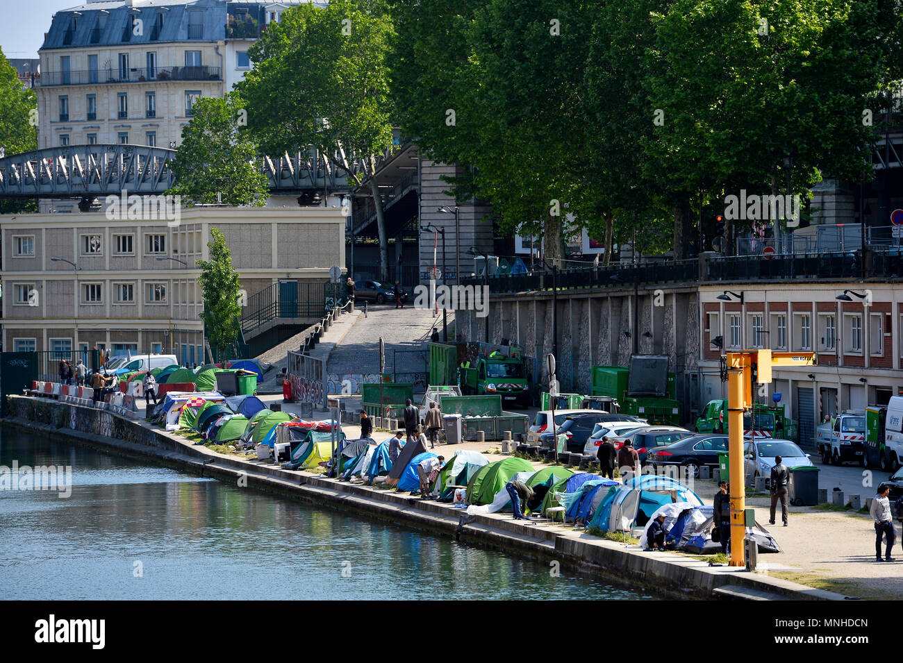 Paris, Frankreich. 17 Mai, 2018. Ein Migrant Camp, hauptsächlich zu Hause Afghanen, hat sich entlang des Canal Saint-Martin in den letzten Monaten, und wurde nun auf rund 800 Mitarbeiter angewachsen. Credit: Frédéric VIELCANET/Alamy leben Nachrichten Stockfoto