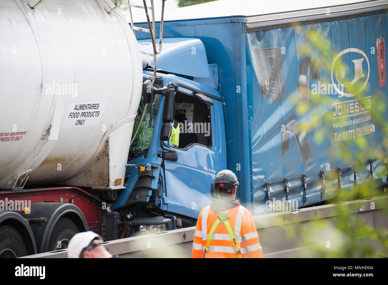 M6, zwischen Holmes Chapel und Knutsford, Cheshire, UK. 17 Mai, 2018. Vier LKW-Crash ein Mann gefangen Feuerwehr und Krankenwagen Besatzungen, die versuchen, Ihn zu extracate Air Ambulance Credit: Chris Billington/Alamy leben Nachrichten Stockfoto