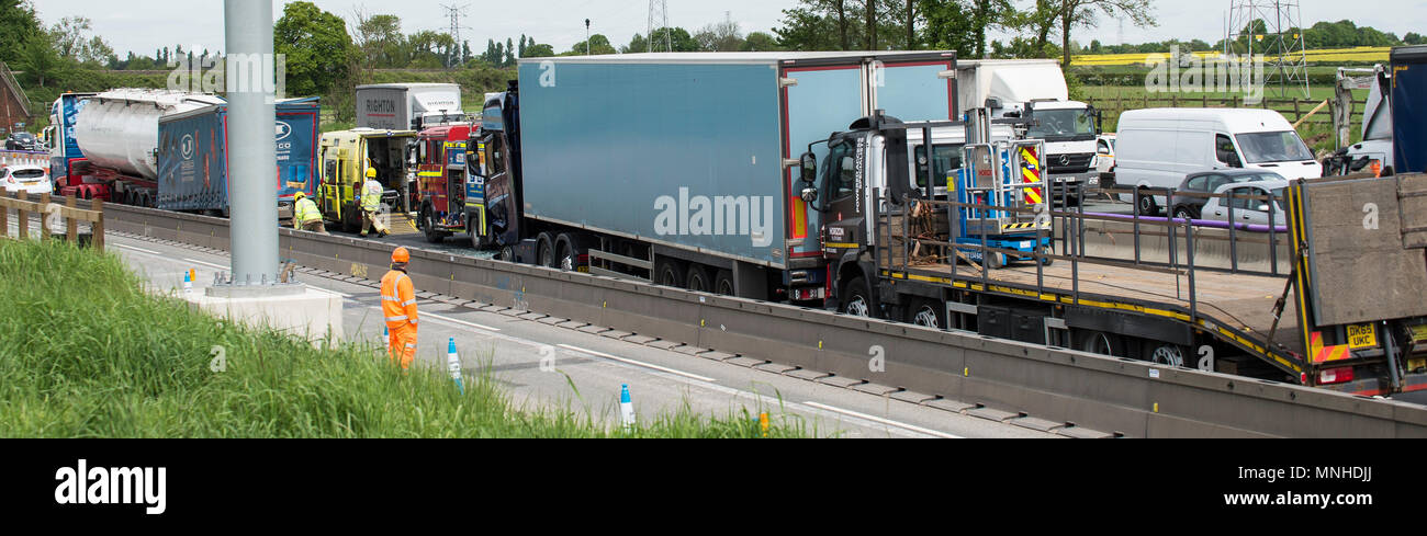 M6, zwischen Holmes Chapel und Knutsford, Cheshire, UK. 17 Mai, 2018. Vier LKW-Crash ein Mann gefangen Feuerwehr und Krankenwagen Besatzungen, die versuchen, Ihn zu extracate Air Ambulance Credit: Chris Billington/Alamy leben Nachrichten Stockfoto