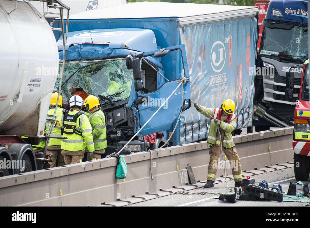 M6, zwischen Holmes Chapel und Knutsford, Cheshire, UK. 17 Mai, 2018. Vier LKW-Crash ein Mann gefangen Feuerwehr und Krankenwagen Besatzungen, die versuchen, Ihn zu extracate Air Ambulance Credit: Chris Billington/Alamy leben Nachrichten Stockfoto