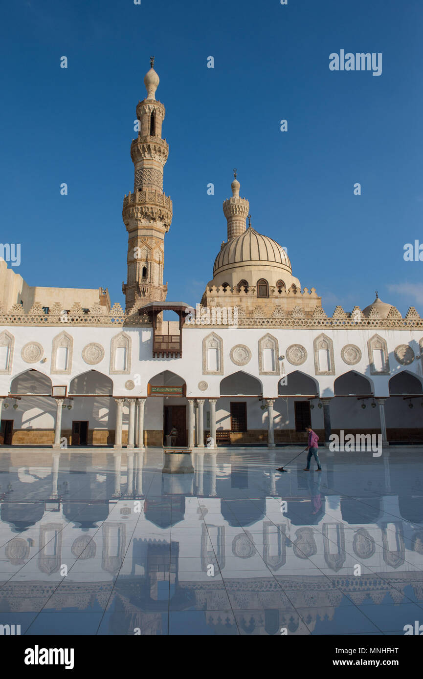 Kairo, Ägypten. 17 Mai, 2018. Ein Arbeiter reinigt den Hof der Al-Azhar-Moschee am ersten Tag des heiligen Monats Ramadan in Kairo, Ägypten, am 17. Mai 2018. Credit: Meng Tao/Xinhua/Alamy leben Nachrichten Stockfoto