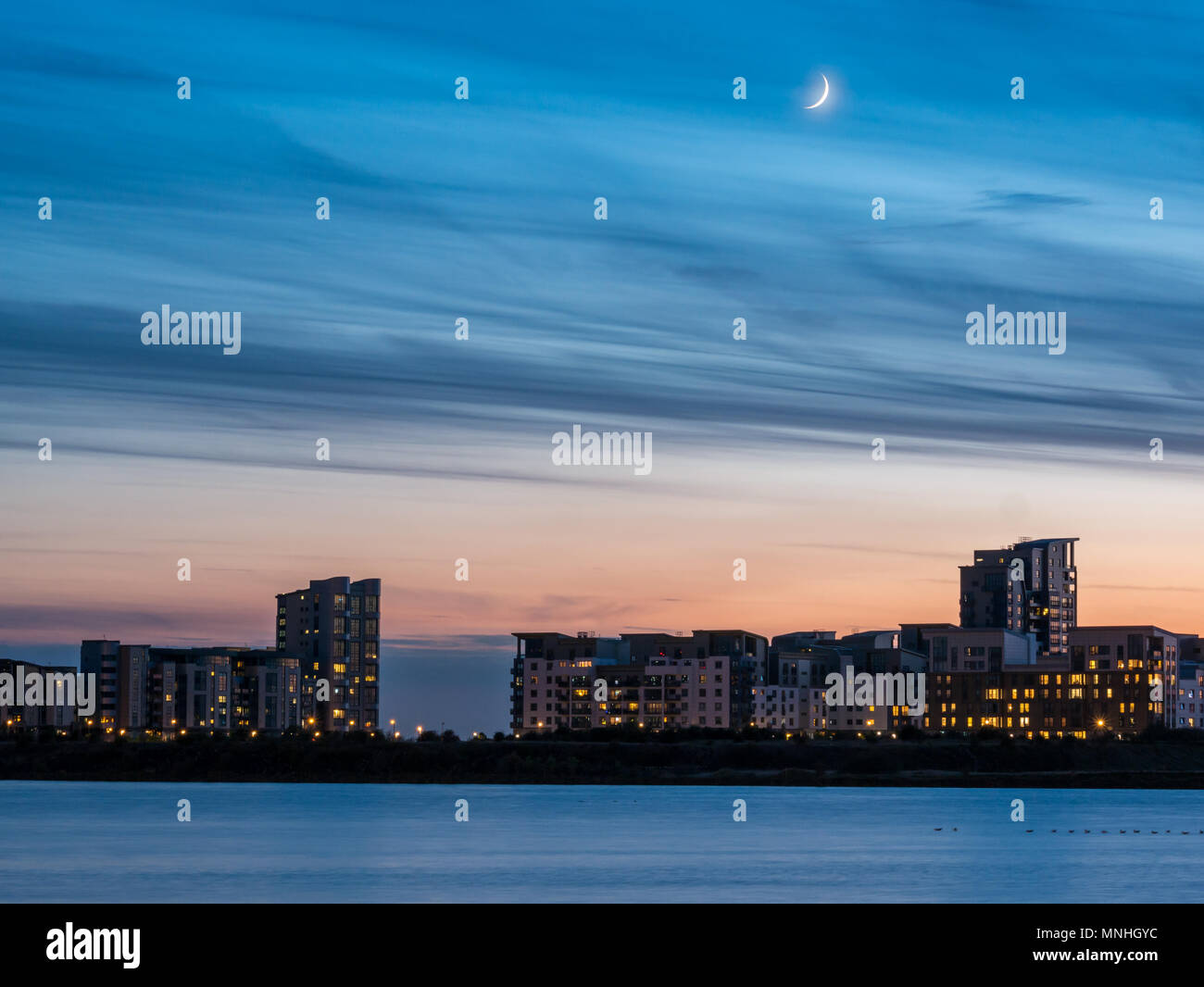 Leith Harbour, Edinburgh, Schottland, Großbritannien, 17. Mai 2018. UK Wetter: Eine ungewöhnliche Nacht Himmel bei einem Schön schlank Crescent super Mond Kurz nach einem herrlichen Sonnenuntergang, über dem Eingang Basin Harbor mit Blick auf das Hochhaus Apartment Gebäuden von Platin Stelle sichtbar Stockfoto