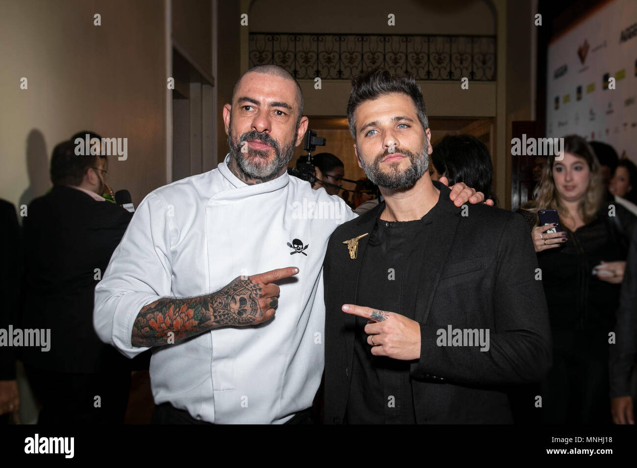 Rio De Janeiro, Brasilien. 17 Mai, 2018. BR-Preis für die Gleichberechtigung der Rassen im Copacabana Palace in Rio de Janeiro, RJ. In der Foto: Bruno Gagliasso und Küchenchef Henrique Fogaça Credit: André Horta/FotoArena/Alamy leben Nachrichten Stockfoto