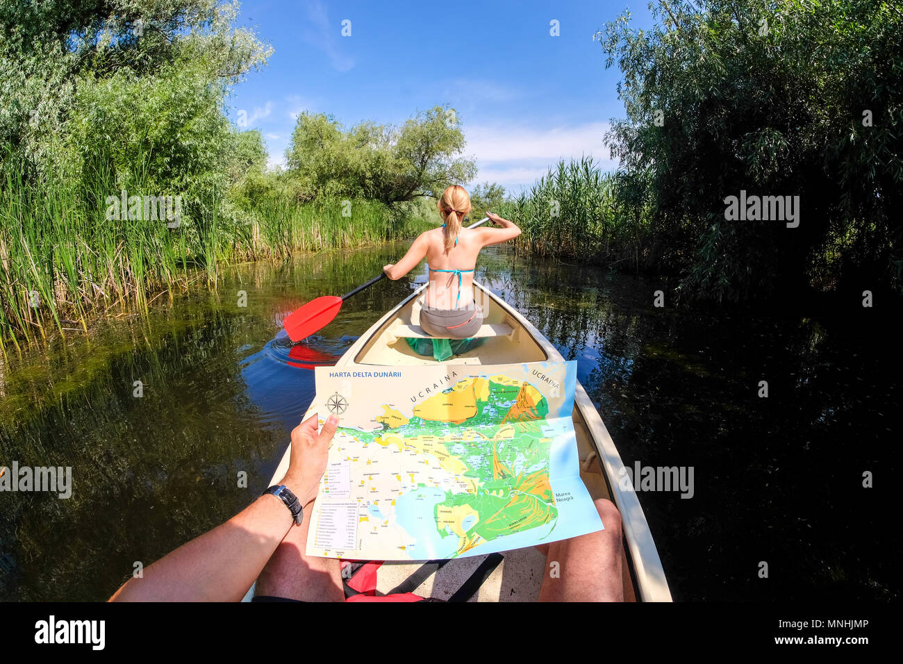 Donaudelta, Rumänien, Juni 2017: Touristen erkunden Donaudelta in einem Boot auf einer Karte suchen Stockfoto