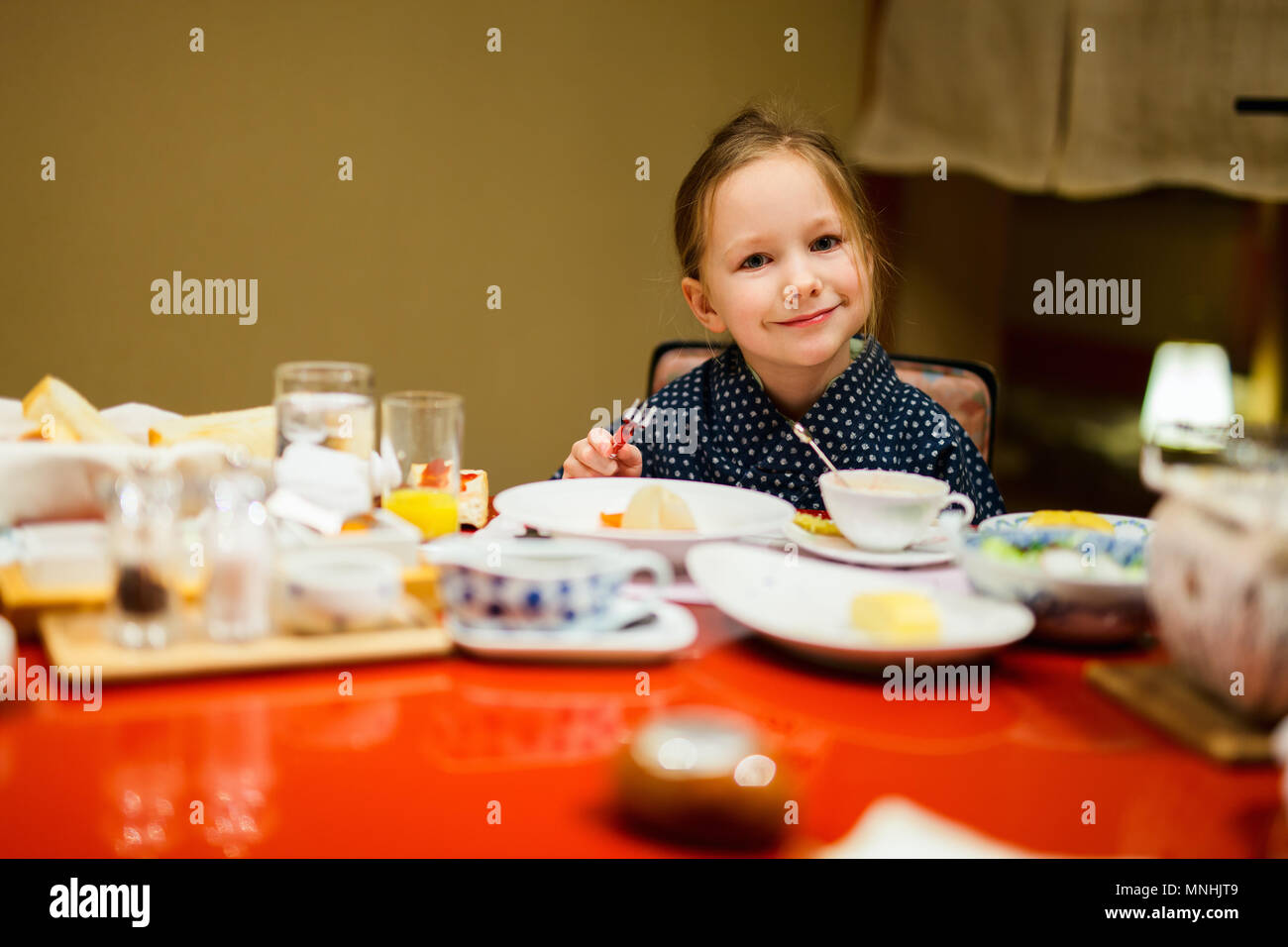 Adorable kleine Mädchen mit traditionellen Yukata kimono Essen japanisches Frühstück Stockfoto