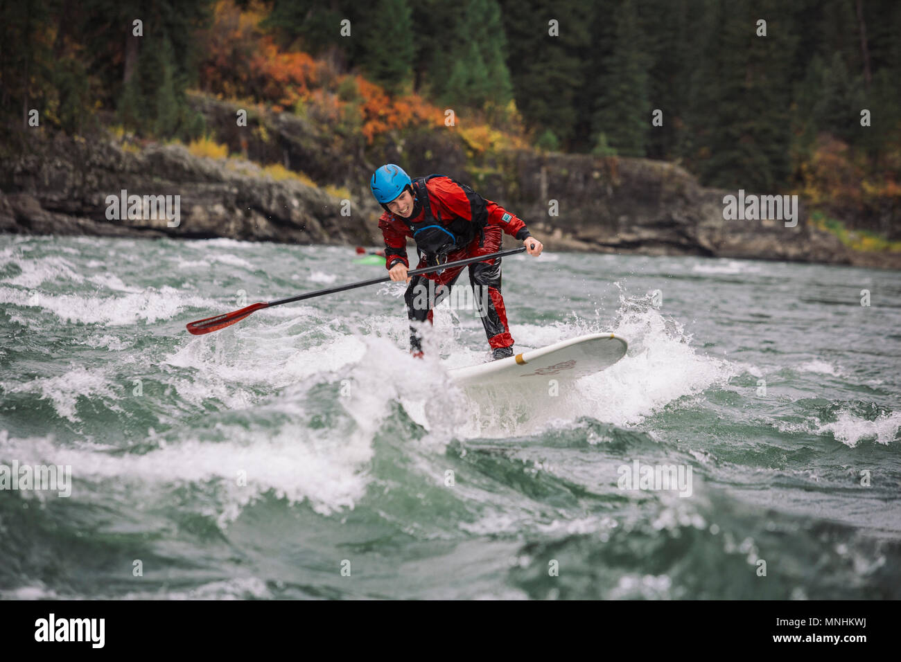 Abenteuerliche Menschen paddleboarding am Snake River, Jackson, Wyoming, USA Stockfoto