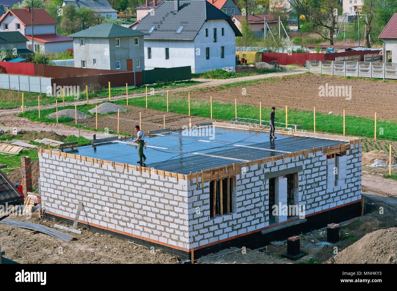 Zement - gefüllte Grundlage für ein eigenes Haus, das Fundament für das Haus im Bau, Frischbeton Stiftung Stockfoto