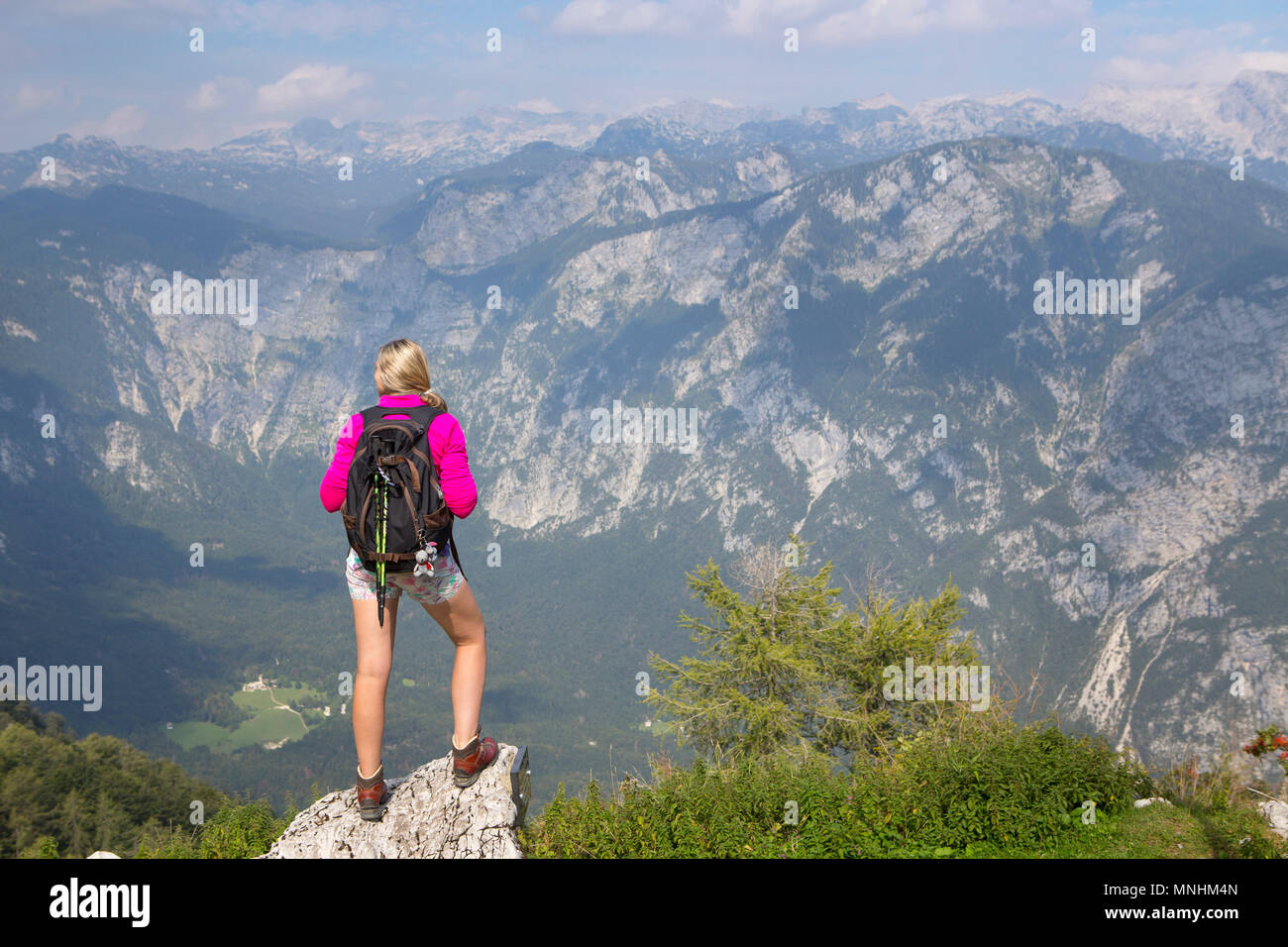 Mädchen mit Blick über die Julischen Alpen von Vogel, Slowenien. Bohinjer See ist das Größte permanente See in Bohinj Tal der Julischen Alpen, in den Nationalpark Triglav, Slowenien Stockfoto