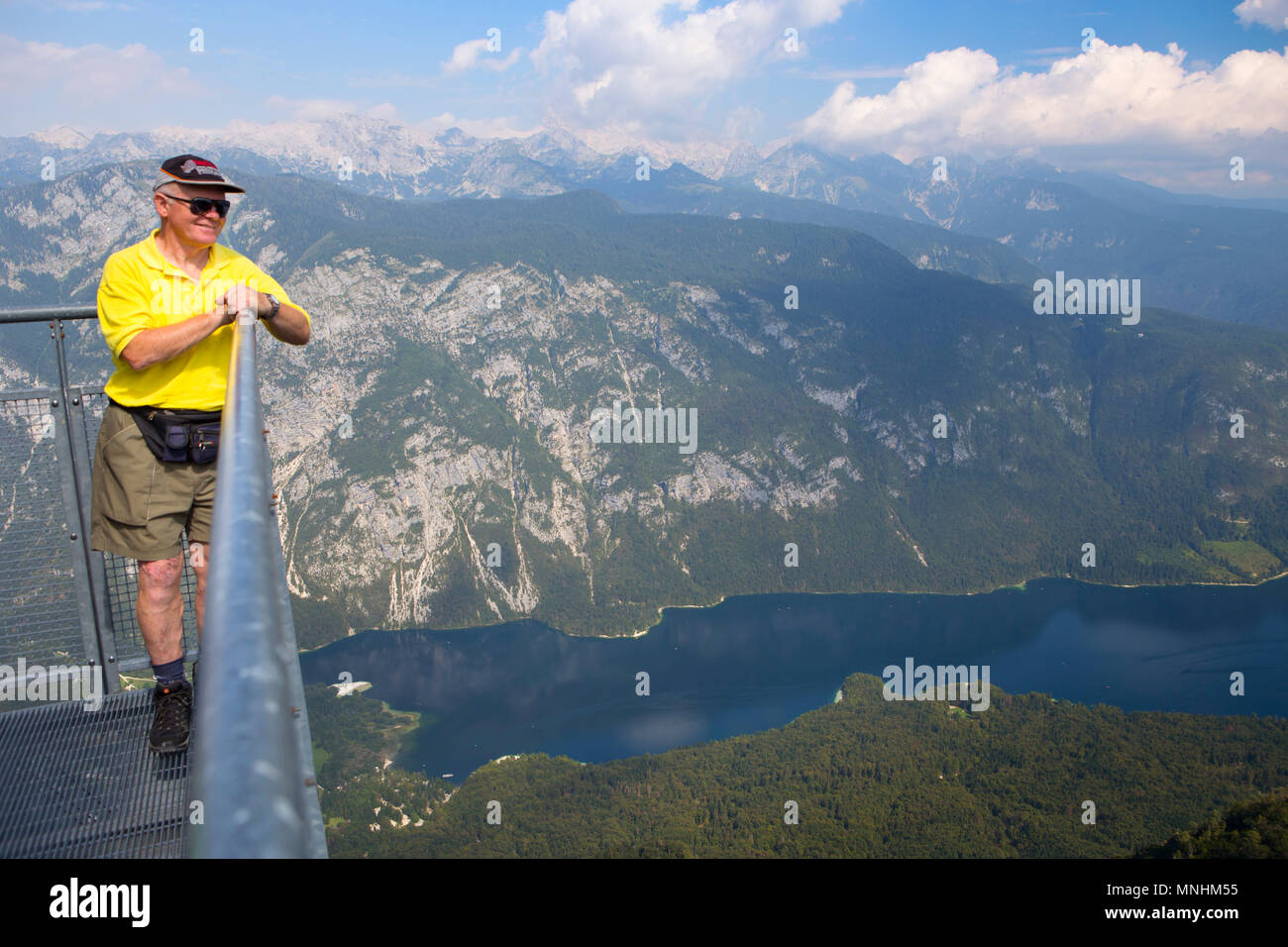 Mann mit Blick über den See von Bohinj, Vogel, größte ständige See in Bohinj Tal der Julischen Alpen, in den Nationalpark Triglav, Slowenien Stockfoto