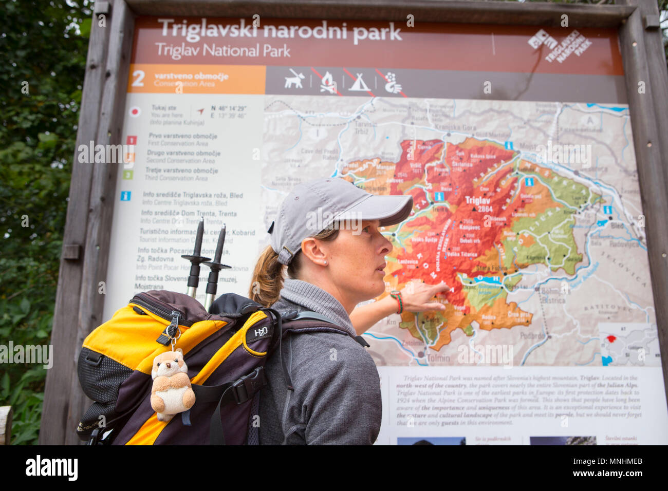 Ranger des Nationalparks Triglav zeigen auf Karte der Gegend, während die Touristen um Krn Mountain im Südwesten der Julischen Alpen im Nordwesten von Slowenien Stockfoto