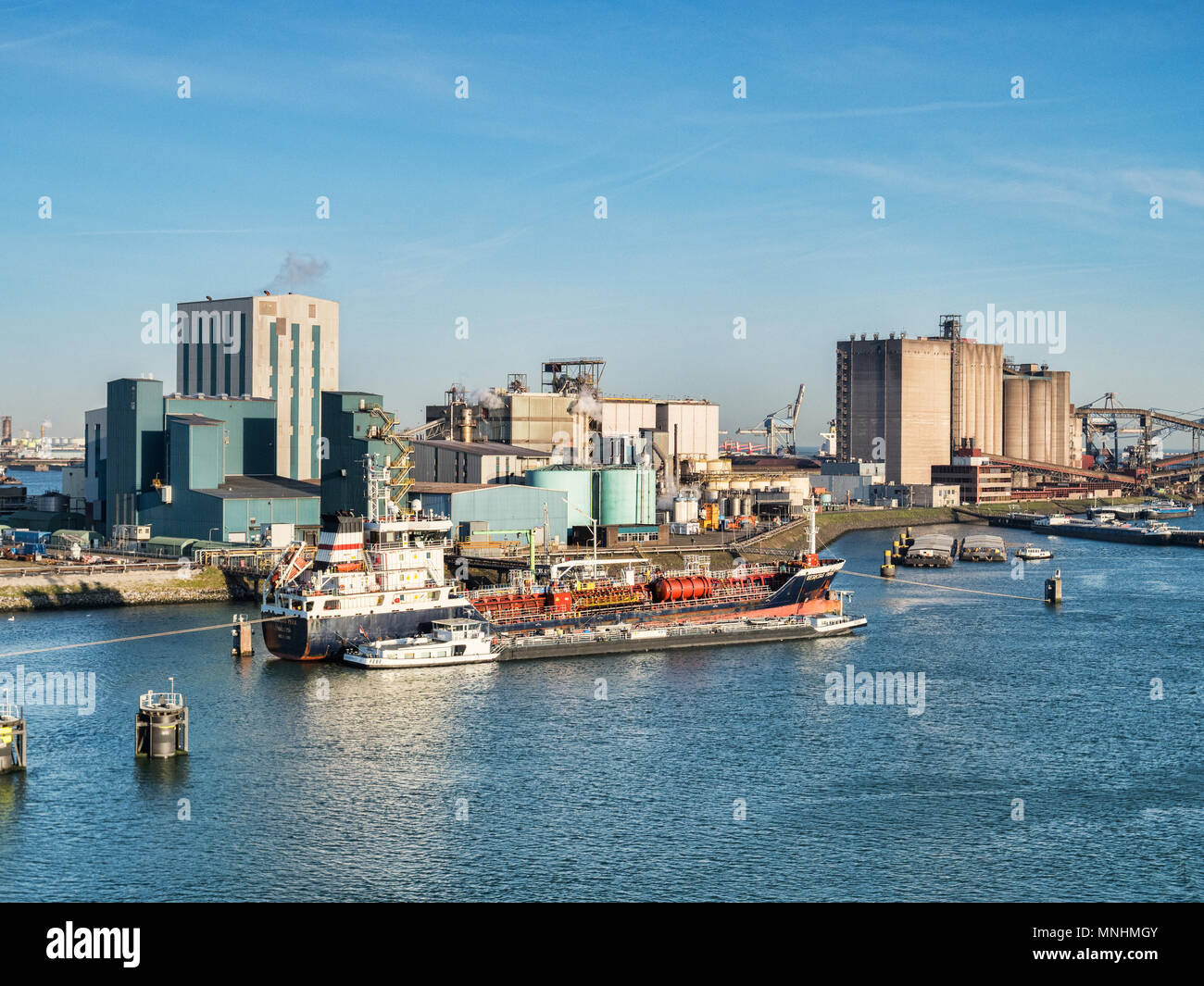 6. April 2018: Rotterdam, Niederlande - Chemische oder Öltanker Besiktas Pera am Hafen von Rotterdam auf einem hellen Frühling Morgen mit klaren blauen Himmel. Stockfoto