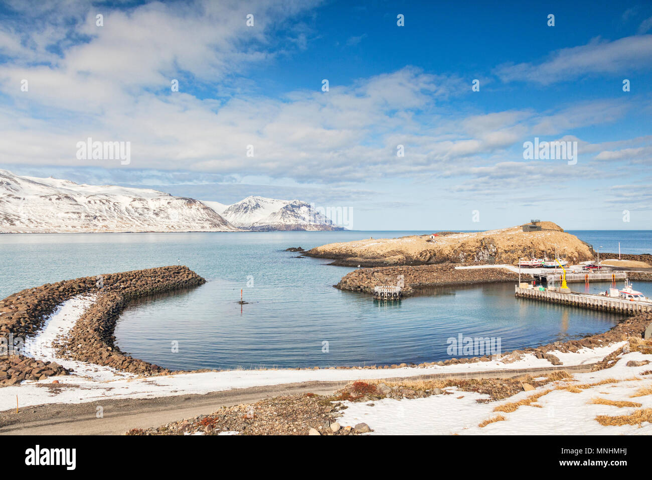 Zum kleinen Hafen Bakkagerdi im Osten Islands an einem sonnigen Frühlingstag. Stockfoto