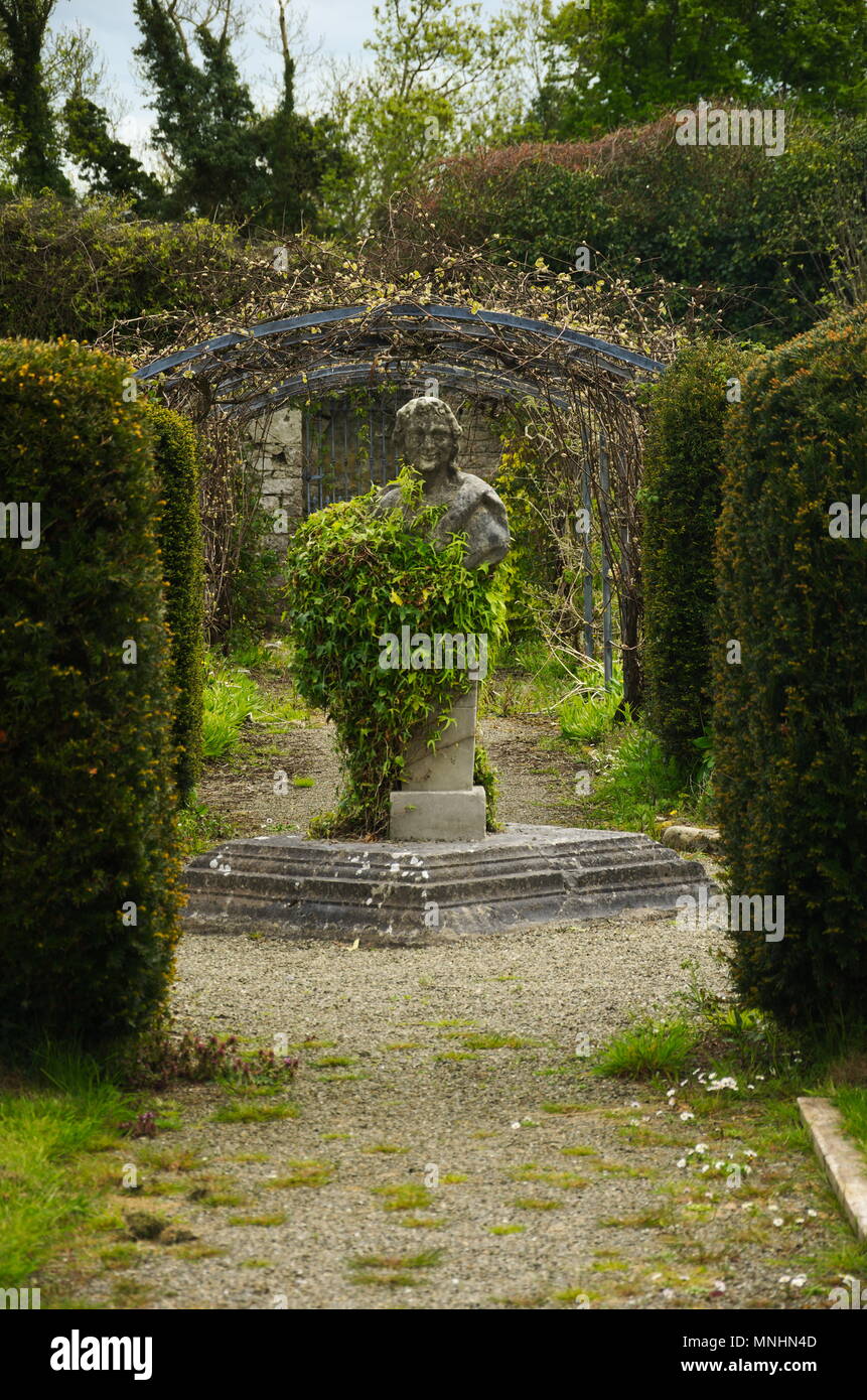 Ummauerten Garten mit Statue Stockfoto