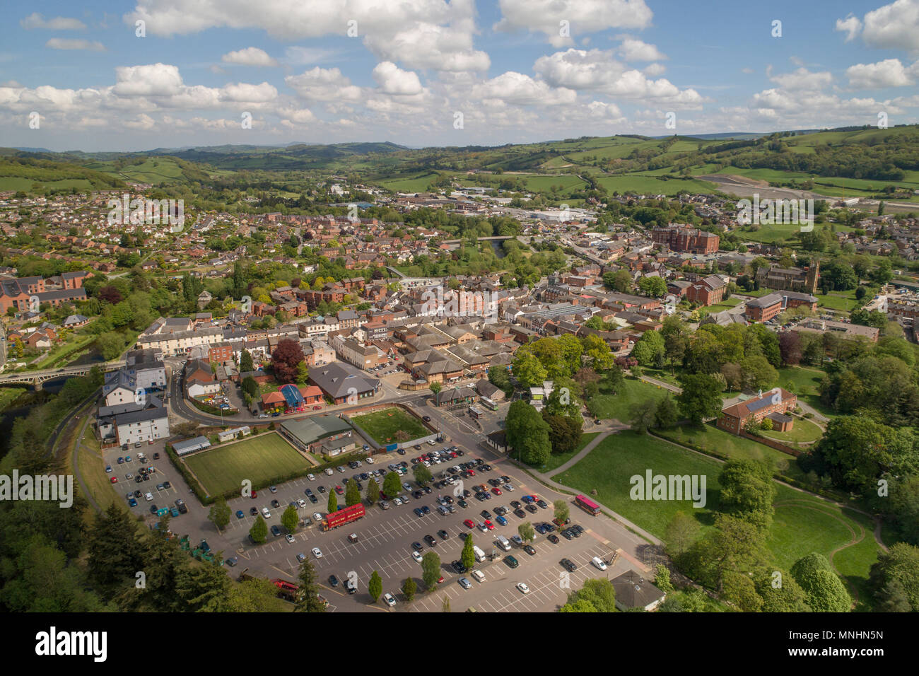 Luftaufnahme von Newtown. Powys, Wales UK [Aus einer Drohne durch ein CAA-lizenzierten kommerziellen Operator] Stockfoto