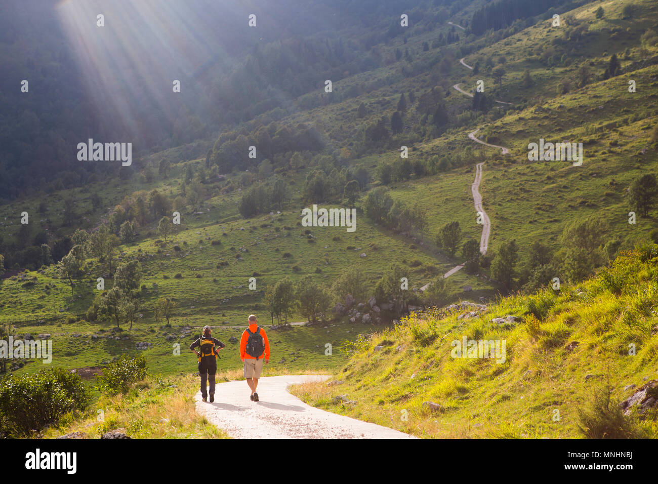 Landschaft, mit zwei Wanderer auf dem Weg den Berg Krn, die von den letzten Sonnenstrahlen des Tages, Triglav, Slowenien hit Stockfoto