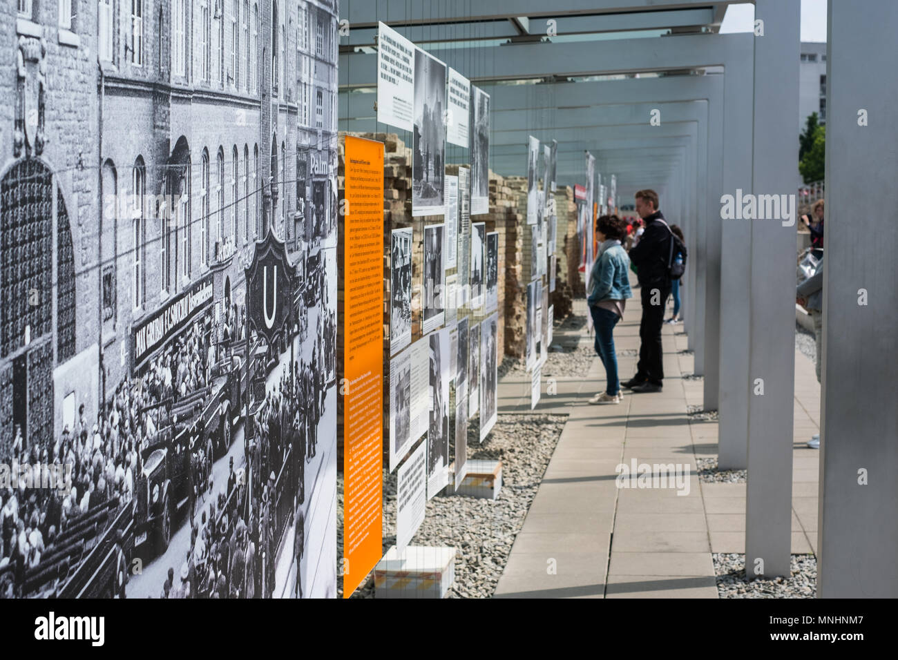 Berlin, Deutschland - Mai, 2018: die Menschen an der Topographie des Terrors (Deutsch: Grabdenkmäler Schrecken) outdoor Ausstellung an der Berliner Mauer Stockfoto