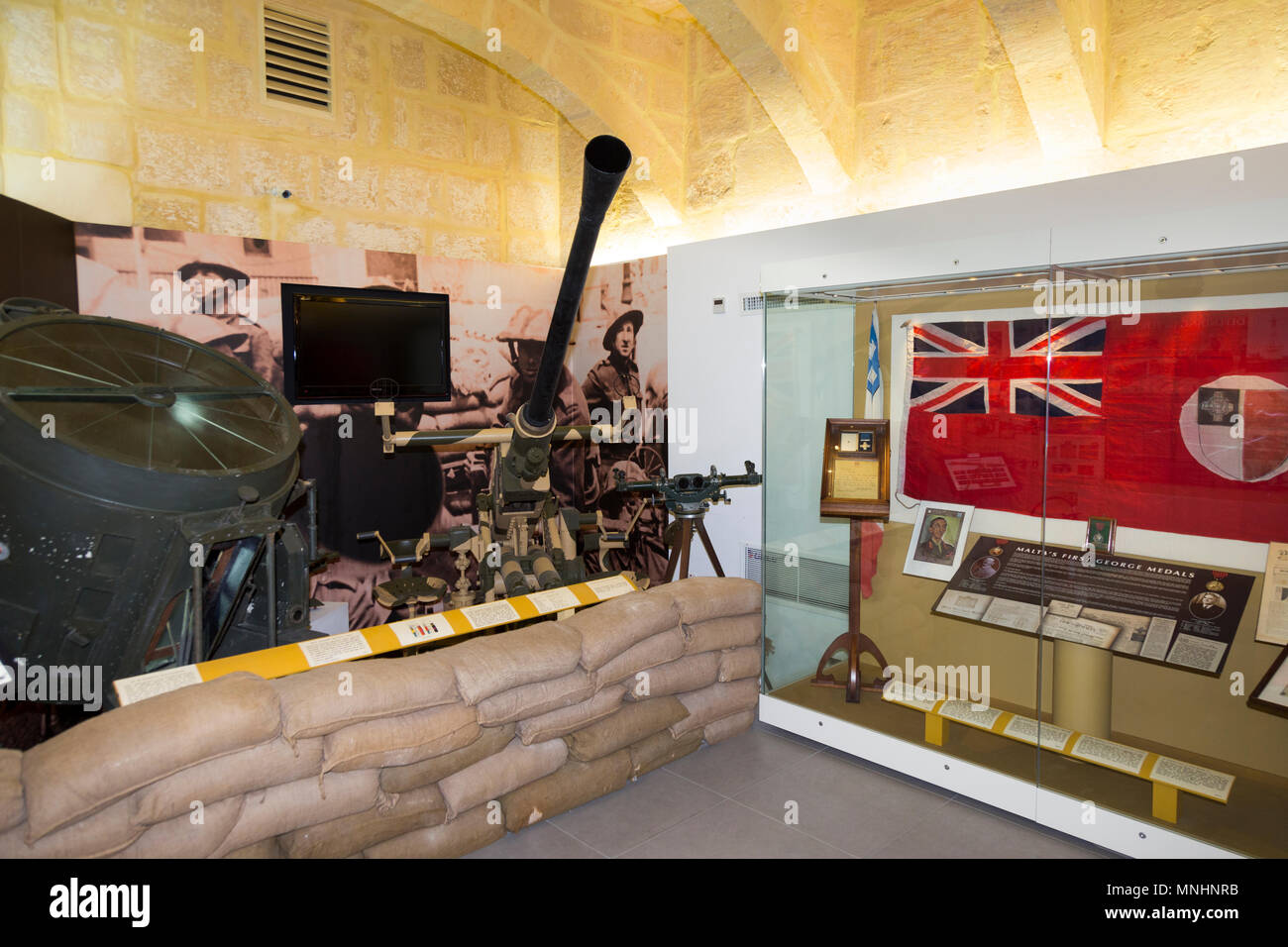 Ausstellung/Anzeige der Exponate einschließlich WW2/2.Weltkrieg/WWII Suche Licht und anti Artillerie Stück / Gewehr in die Malta im Krieg, Ausstellung, Malta. Stockfoto