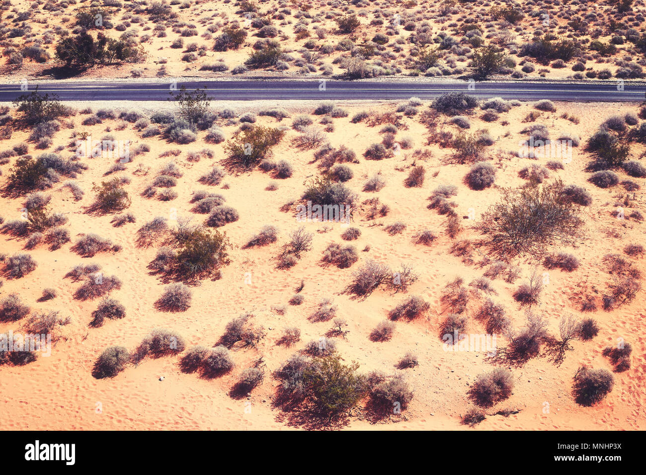 Vintage getönten Luftbild einer verlassenen Straße, Travel Concept, Tal des Feuers, Nevada, USA. Stockfoto