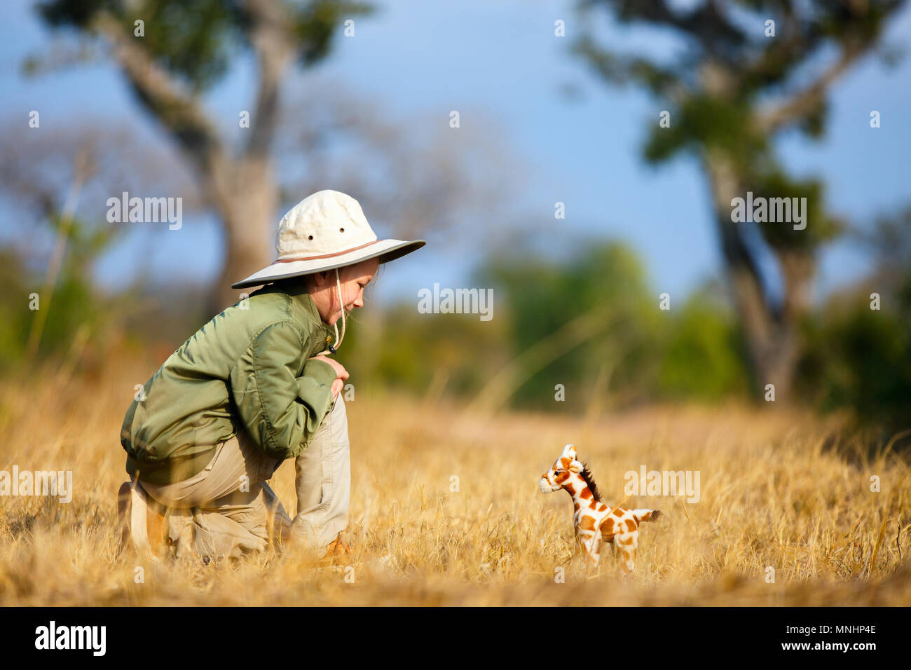 Adorable kleine Mädchen in Südafrika Safari mit Giraffe zu Stockfoto