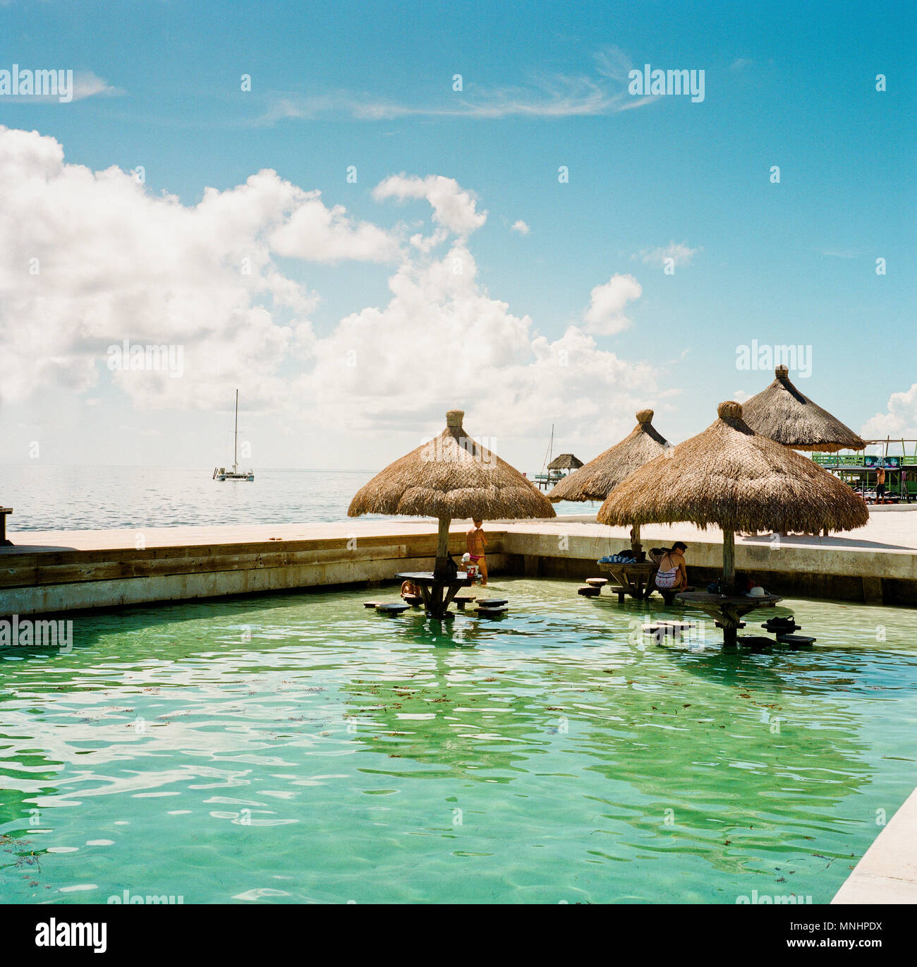 Menschen entspannend an der Beach Bar auf der Insel Caye Caulker, Belize, Belize Stockfoto