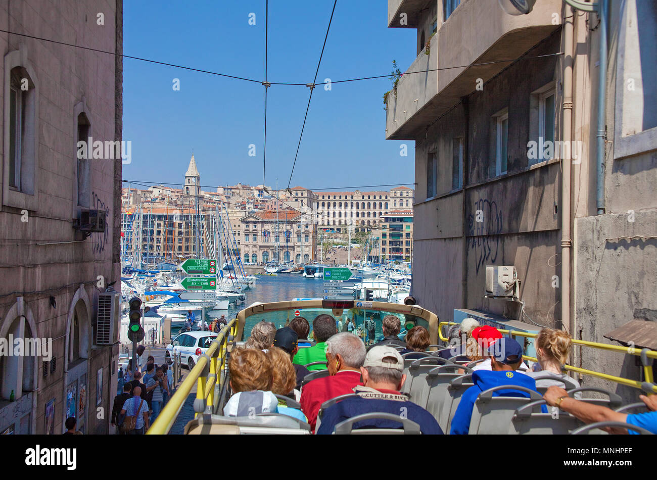 City Tour, Touristen im Bus fahren in der engen Gasse zum alten Hafen Vieux Port, Marseille, Bouches-du-Rhône der Region Provence-Alpes-Côte d'Azur, Frankreich Stockfoto