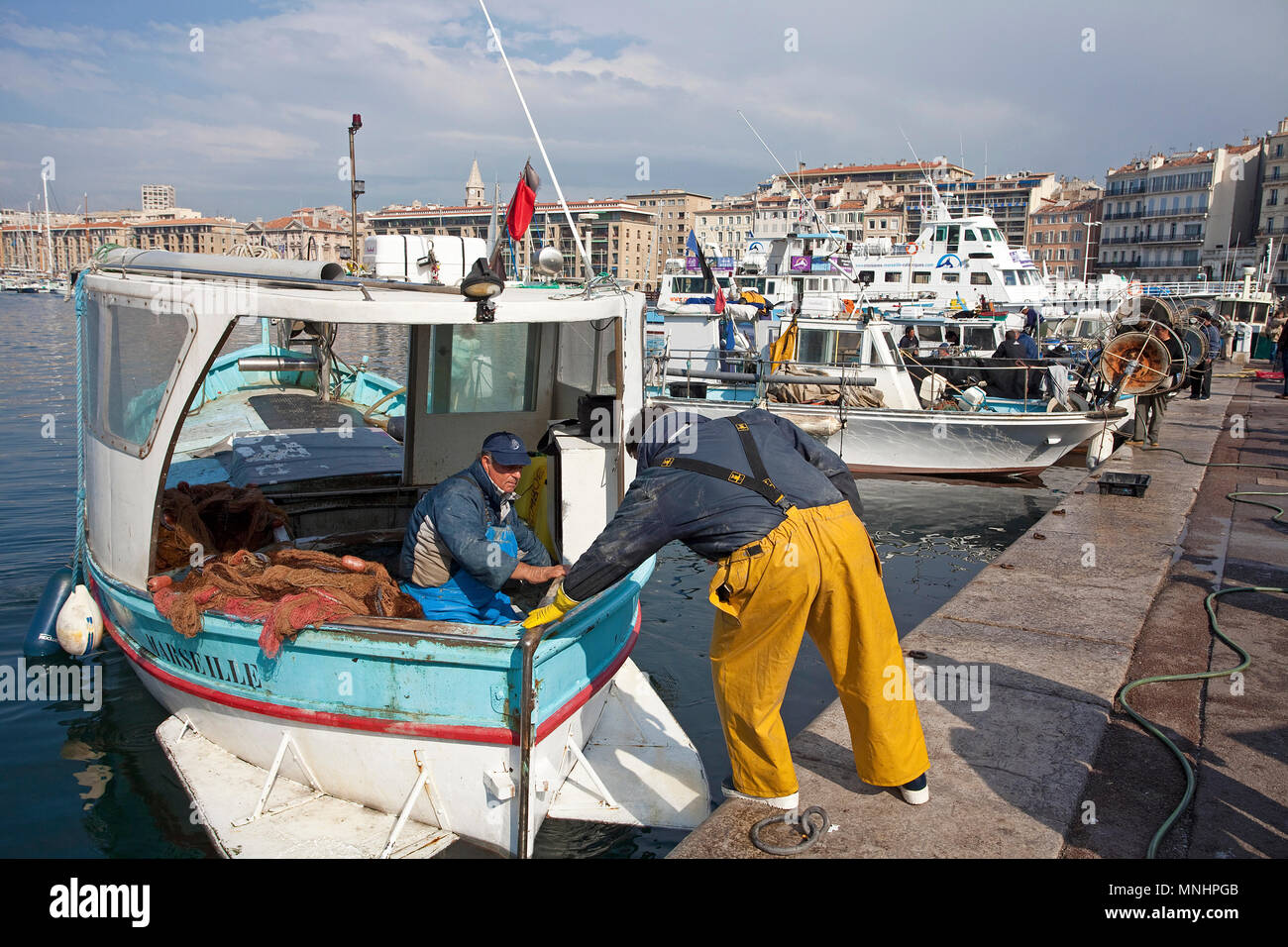 Fischer am Hafen Vieux Port, Marseille, Bouches-du-Rhône der Region Provence-Alpes-Côte d'Azur, Südfrankreich, Frankreich, Europa Stockfoto