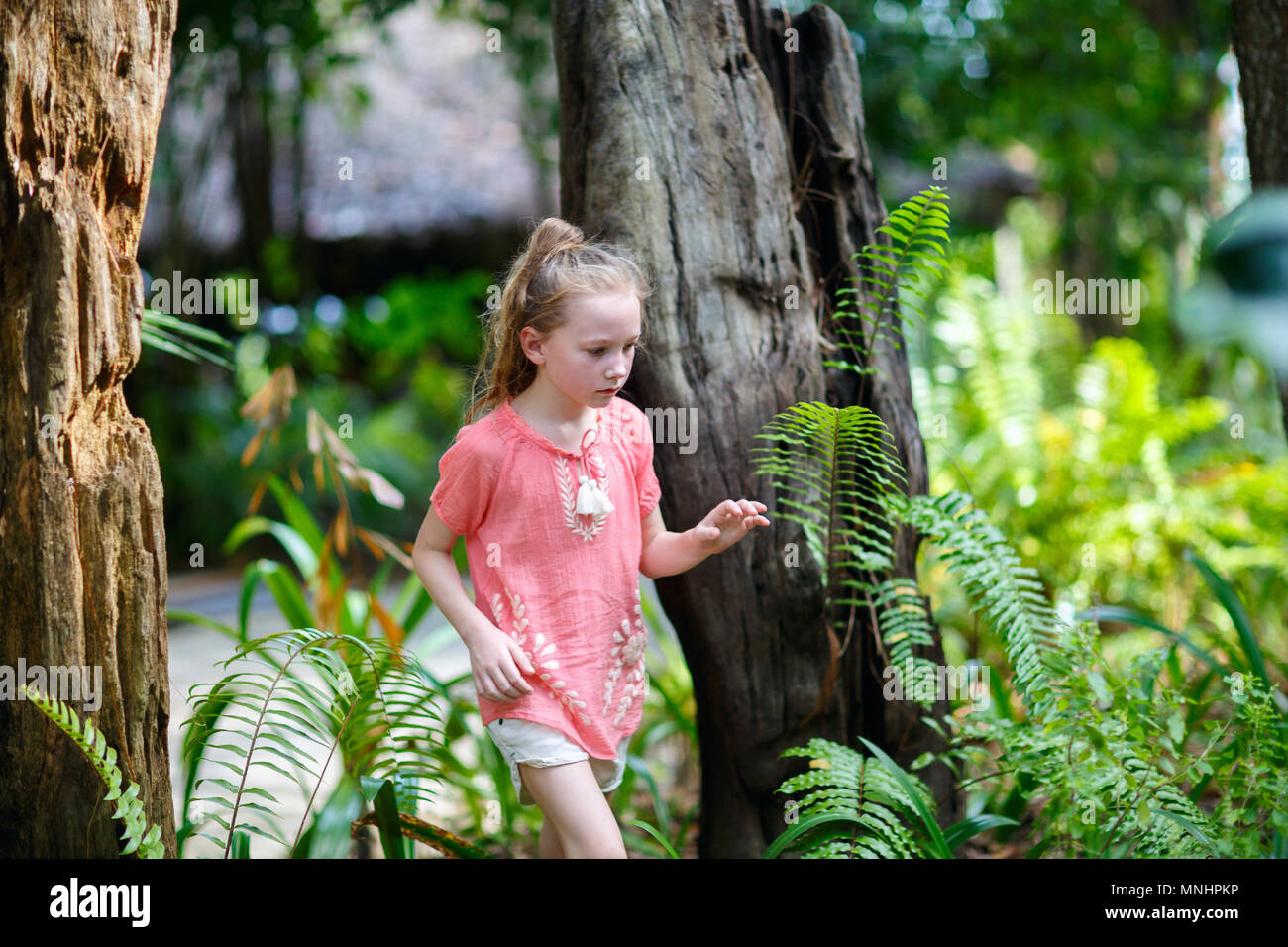 Casual Portrait von kleinen Mädchen im Freien auf Sommer Tag Stockfoto