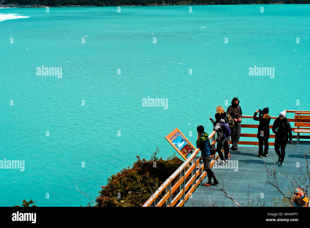 Touristen auf der Promenade mit Blick auf den Perito Moreno Gletscher im Nationalpark Los Glaciares, El Calafate, Santa Cruz, Argentinien Stockfoto