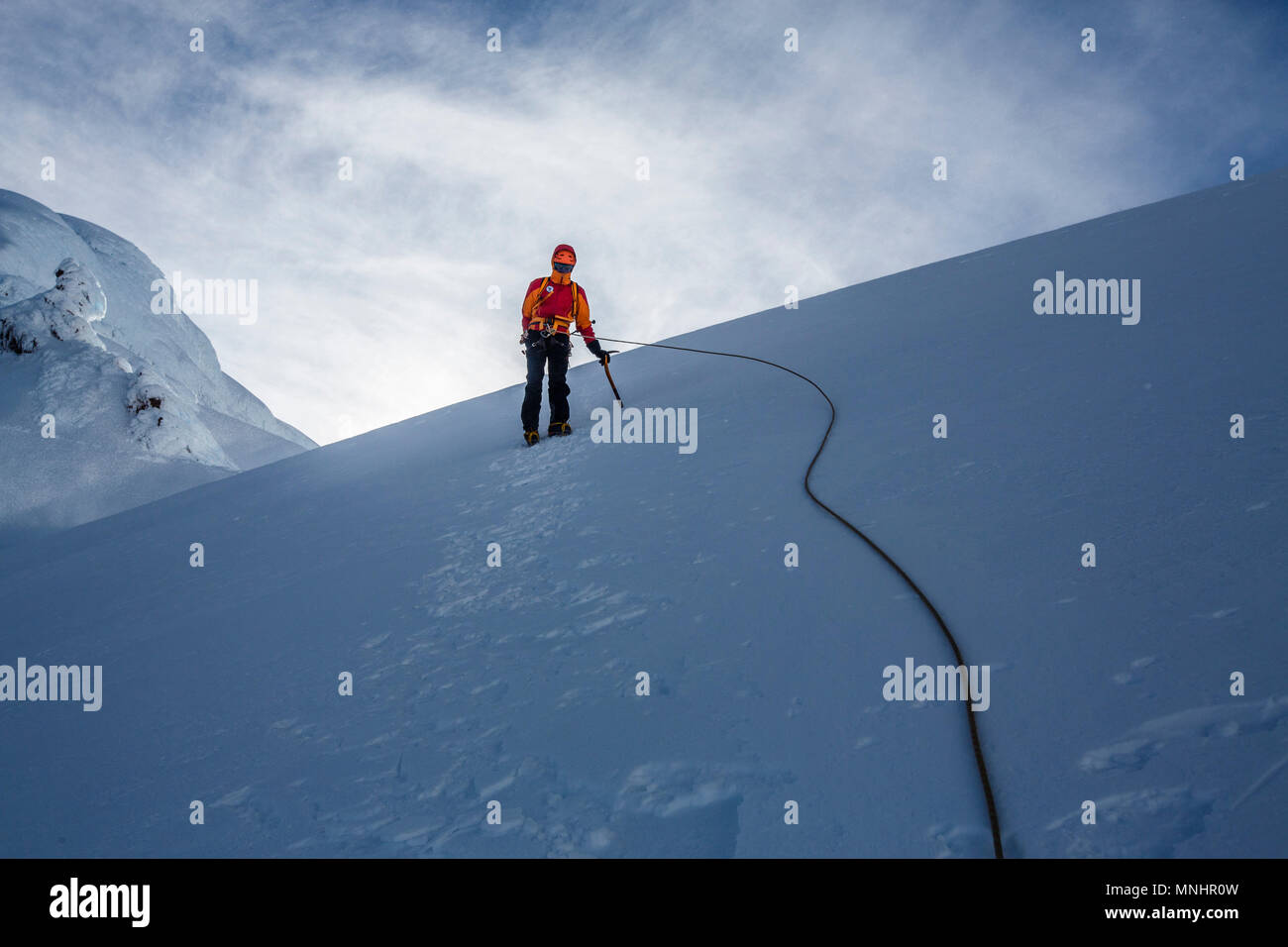 Ein Bergsteiger steigt die Hänge des Antisana, ein Vulkan in den ecuadorianischen Anden in der Nähe des Cotopaxi. Stockfoto