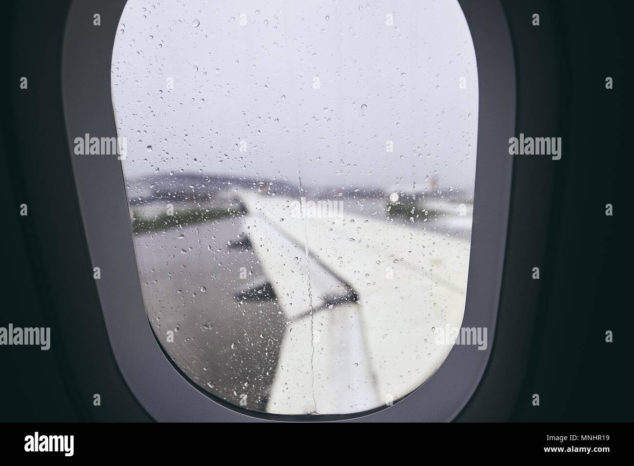Close-up Flugzeug Fenster bei Regen. Selektiver Fokus auf Regentropfen. Stockfoto