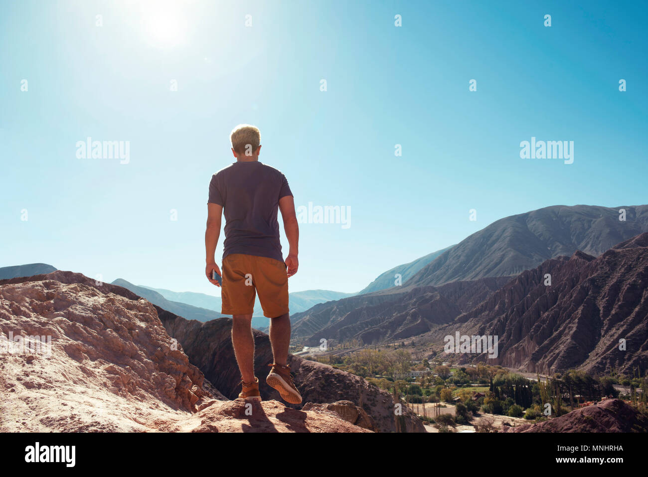 Mann zu Fuß, mit Blick auf die Landschaft von Purmamarca, Argentinien. Lifestyle im Freien, Reisefoto Stockfoto